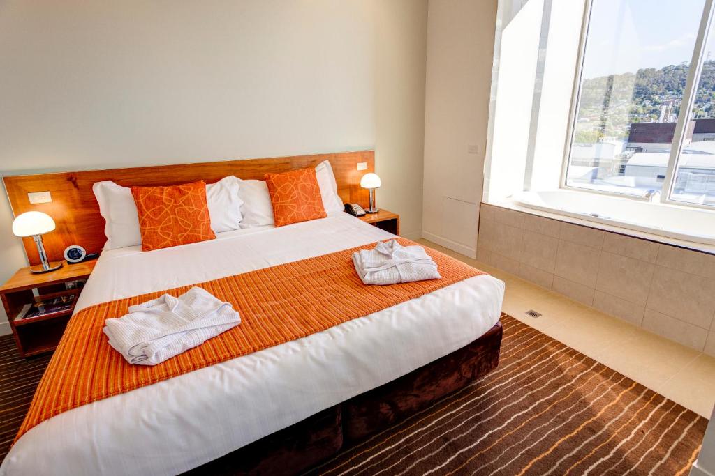 Postel nebo postele na pokoji v ubytování Mantra Charles Hotel