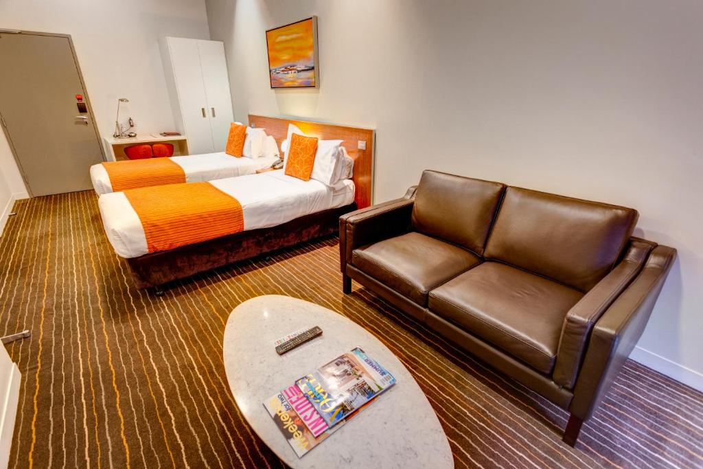 Postel nebo postele na pokoji v ubytování Mantra Charles Hotel