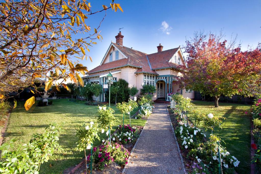 a house with a garden in front of it at Dalfruin B&B in Bairnsdale