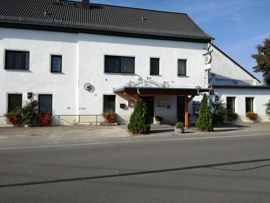 um edifício branco ao lado de uma rua em landgasthof-zur erholung em Schkeuditz