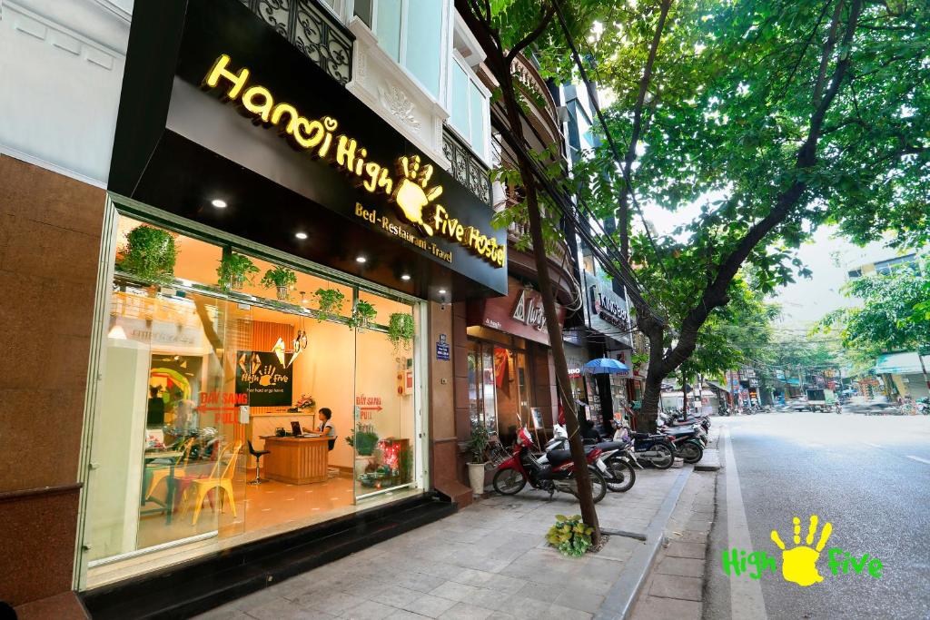 El barrio en el que está el hostal o un barrio cercano
