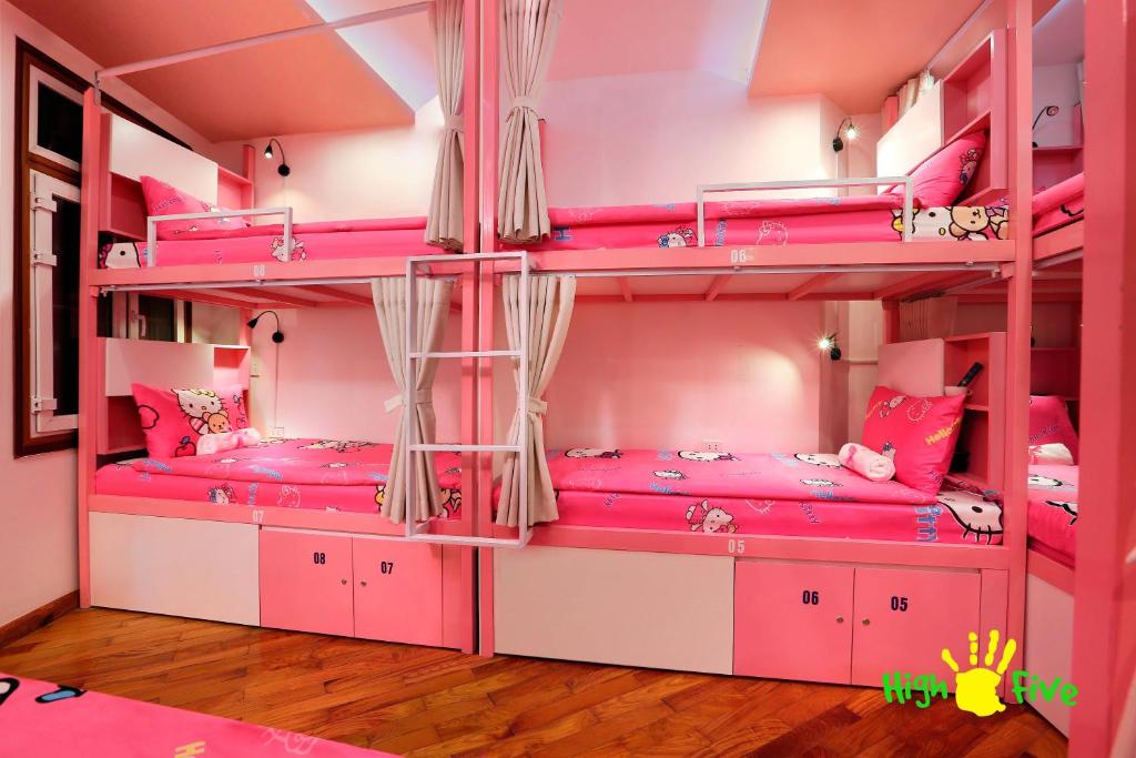 Una cama o camas en una habitación de Hanoi High Five hostel