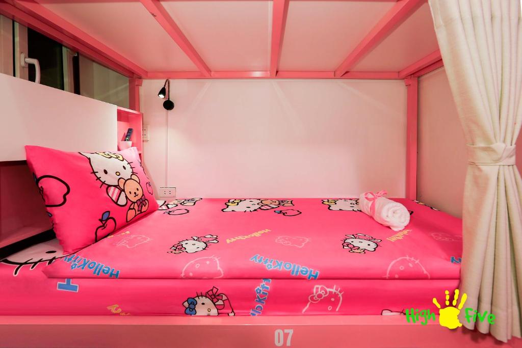 Una cama o camas en una habitación de Hanoi High Five hostel
