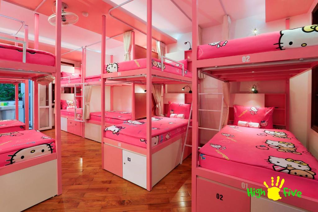 Una cama o camas en una habitación de Hanoi High Five hostel