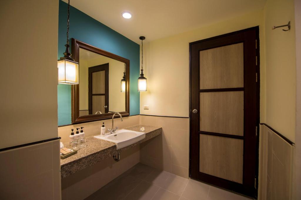 Ванная комната в Krabi La Playa Resort