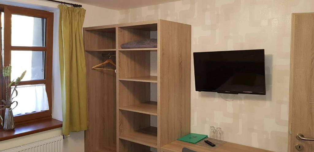 TV a/nebo společenská místnost v ubytování Restaurace a Penzion Bludoveček