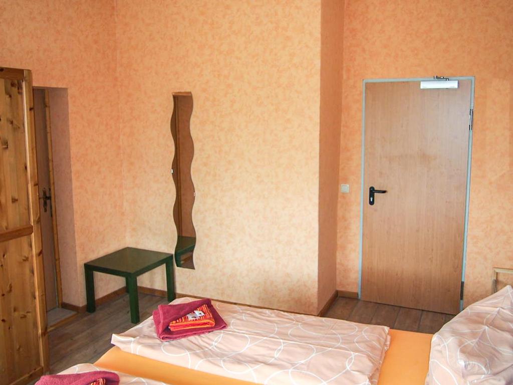 Letto o letti in una camera di Pension Haus Saarland