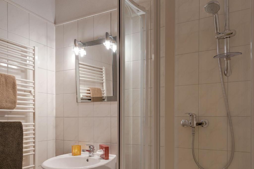 un bagno con doccia e lavandino di Pension Haus Saarland a Oberhof