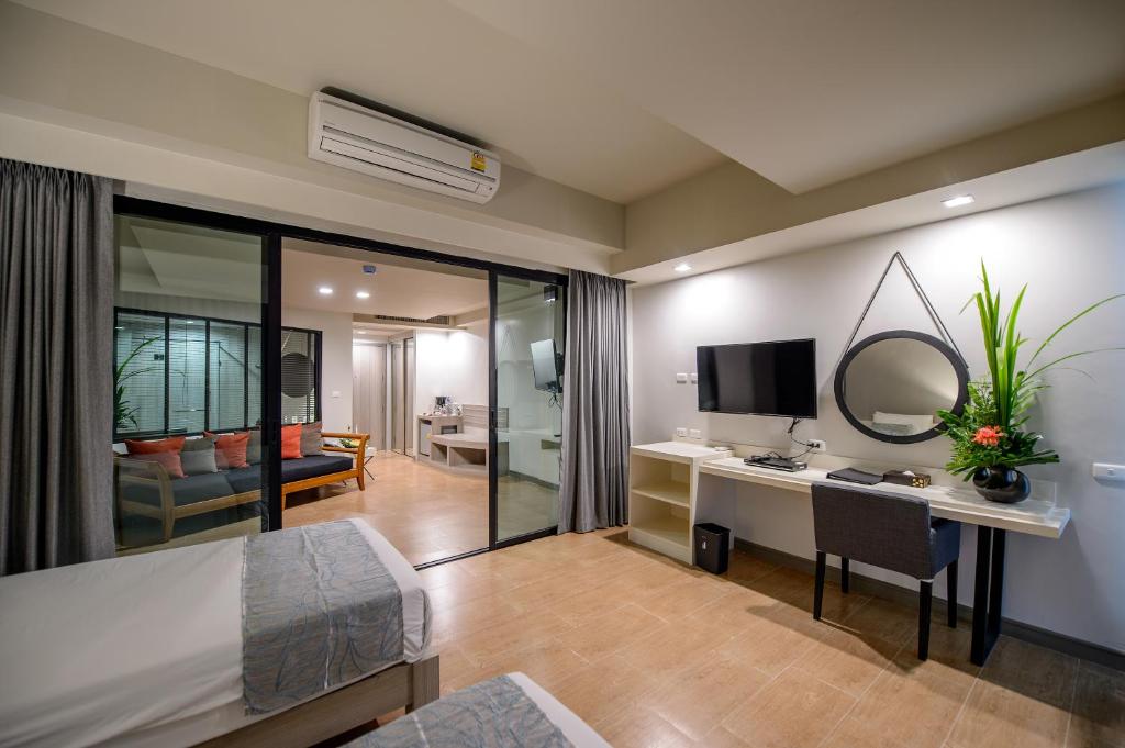 Телевизор и/или развлекательный центр в Krabi La Playa Resort