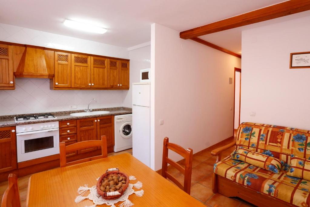 a kitchen and living room with a table and a couch at Casa Enpiera II - Turistrat in Cinctorres
