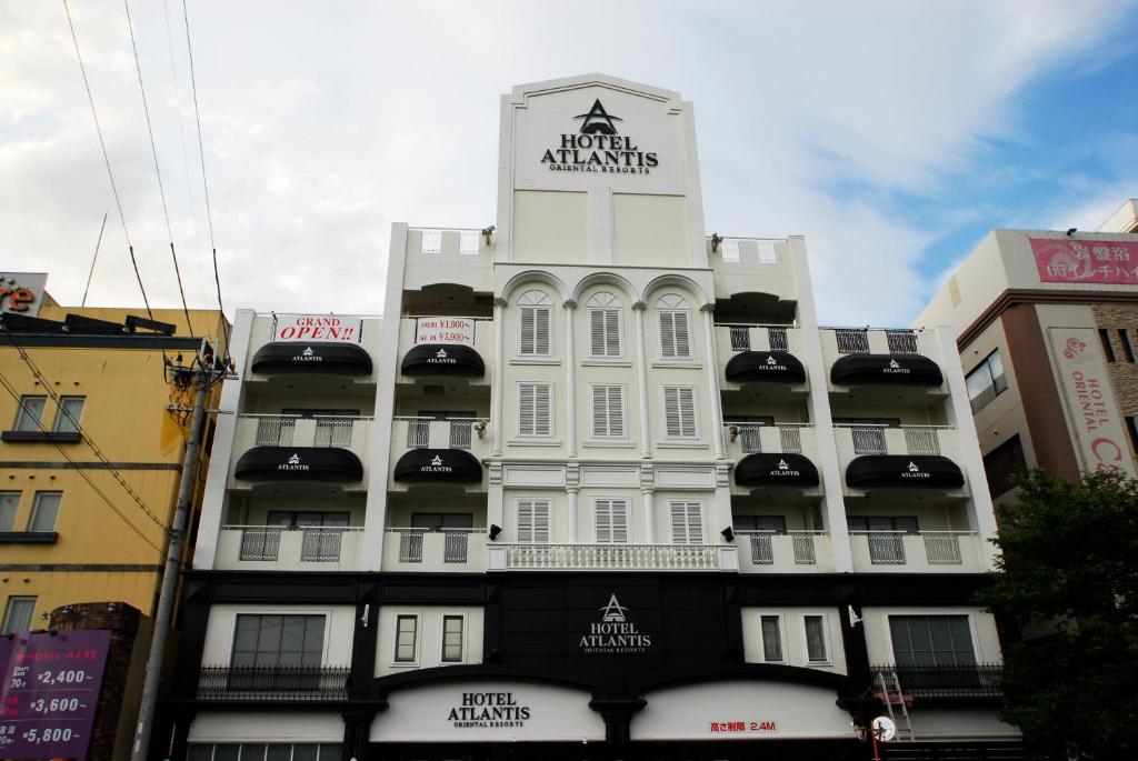 un edificio blanco con un cartel encima en Hotel Atlantis Otsu (Adult Only) en Otsu
