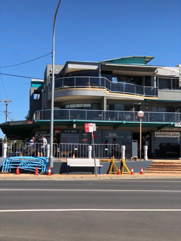 赫斯基森Quelle Vue Huskisson的街道边的建筑,带长凳