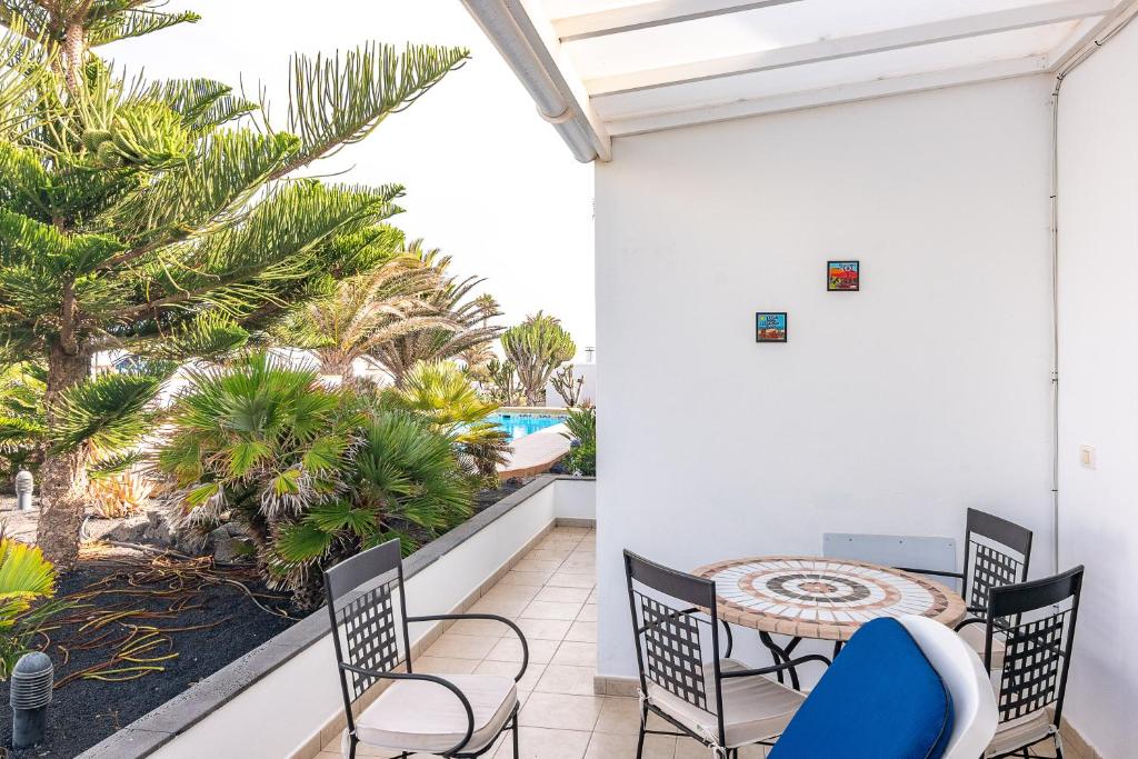 Balkón nebo terasa v ubytování Charco del Palo Bungalows
