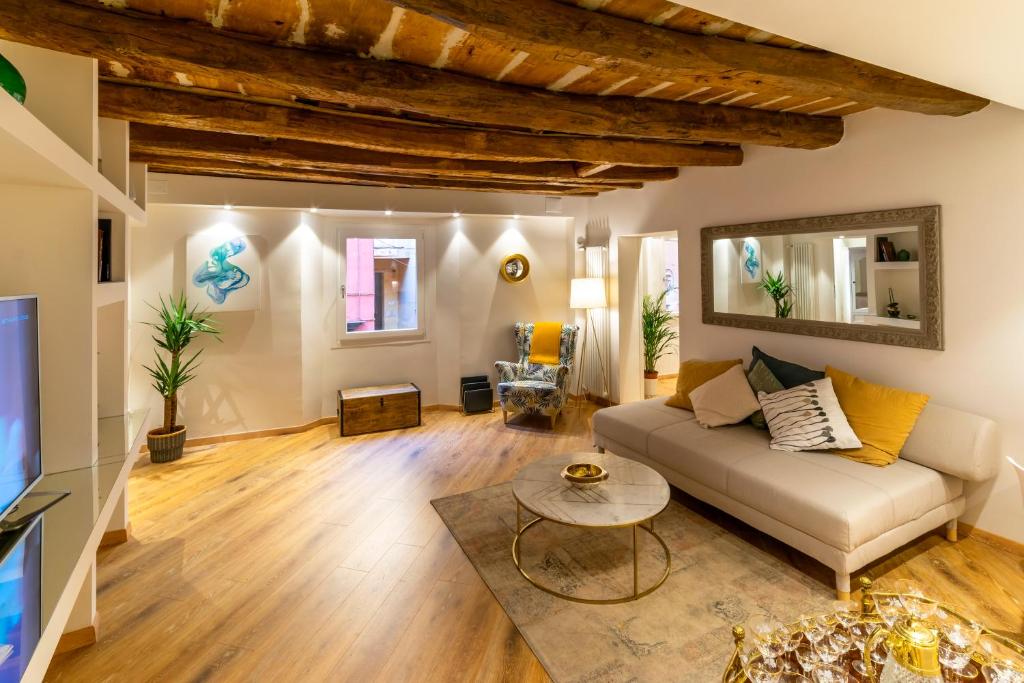 salon z kanapą i telewizorem w obiekcie Clavature LuxuryApartment w Bolonii
