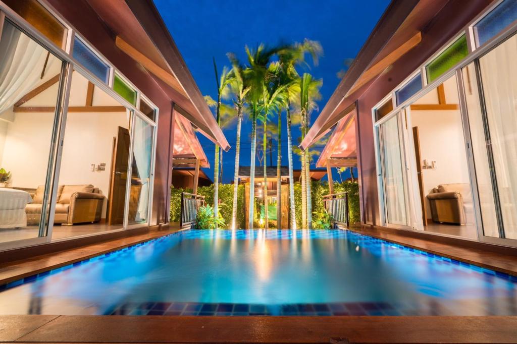 una piscina coperta in una villa di IP Plus Pool Villa Pattaya a Jomtien Beach