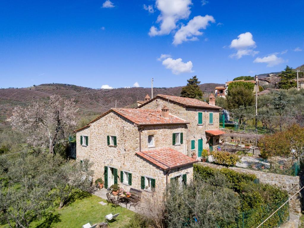 een oud huis in een dorp op een heuvel bij Belvilla by OYO La Noce in Cortona