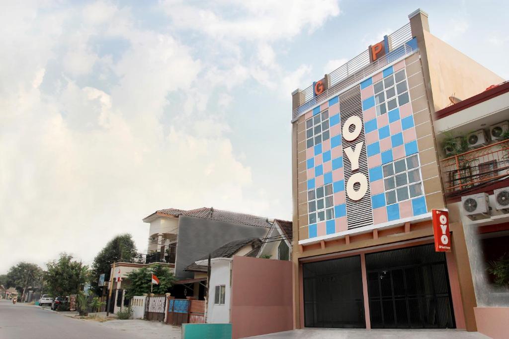 un edificio con un cartel en el costado en OYO 120 GP Residence, en Kampung Sawah