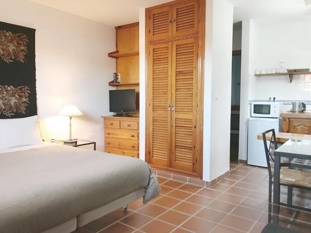 A kitchen or kitchenette at Apartamentos Turísticos La Mundial