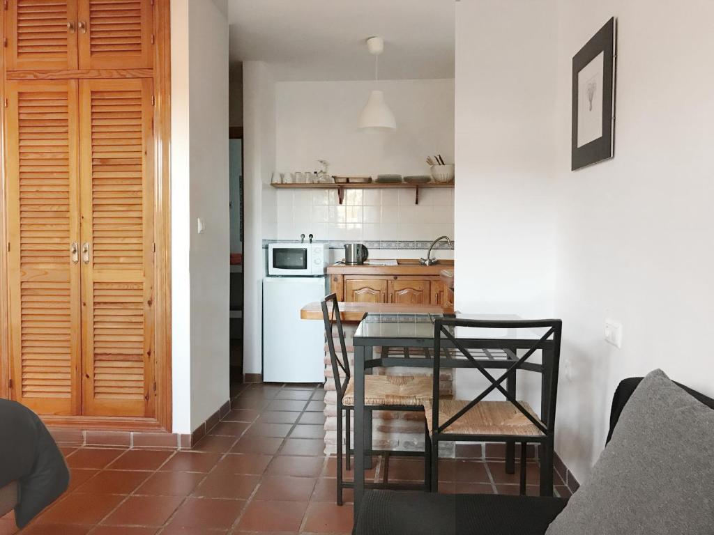 A kitchen or kitchenette at Apartamentos Turísticos La Mundial