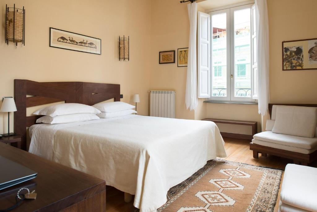Postel nebo postele na pokoji v ubytování Palm Gallery Hotel