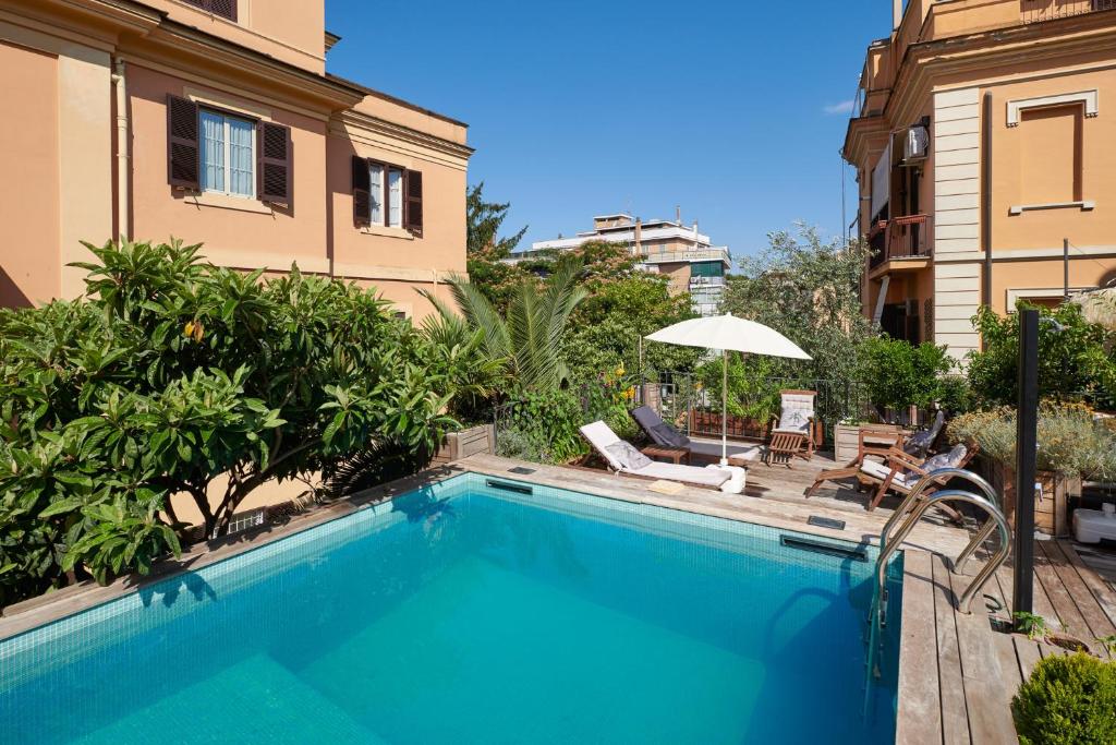 Bazén v ubytování Palm Gallery Hotel nebo v jeho okolí