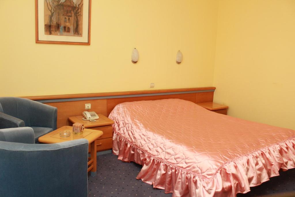 Tempat tidur dalam kamar di Hotel Prezident