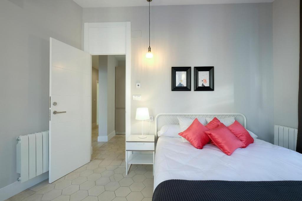 Posteľ alebo postele v izbe v ubytovaní tuGuest Placeta de San Gil Apartments