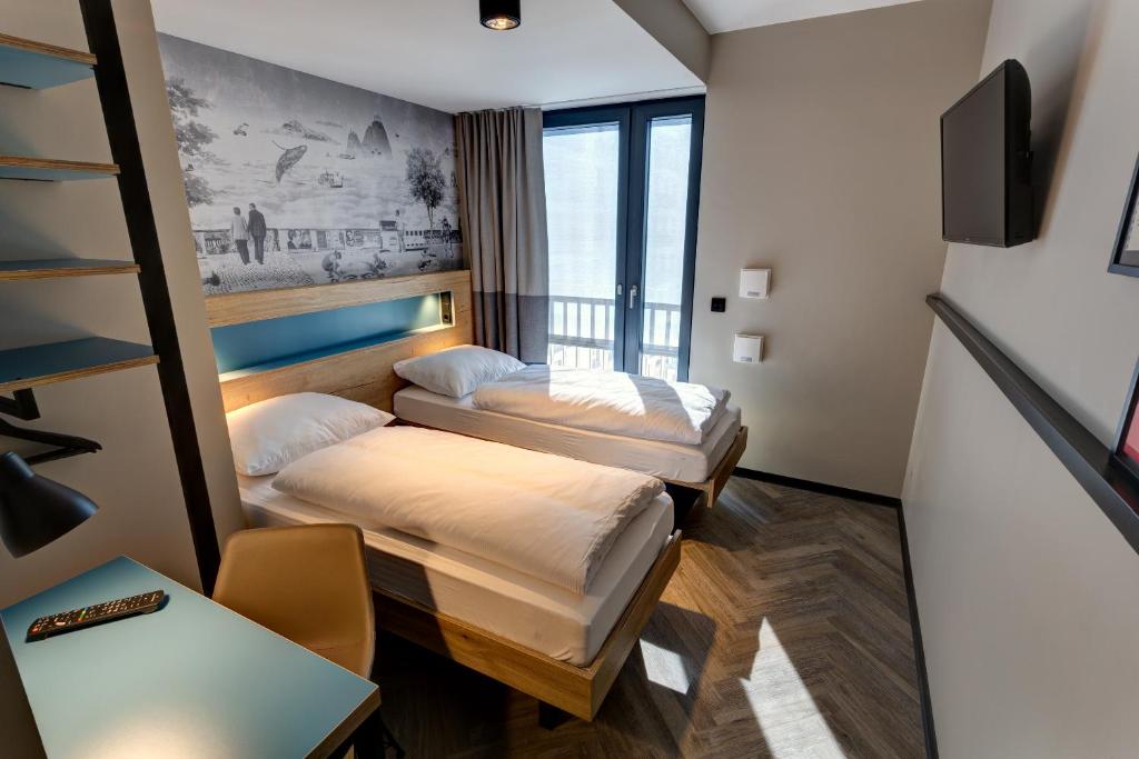 Schulz Hotel Berlin Wall at the East Side Gallery - 11