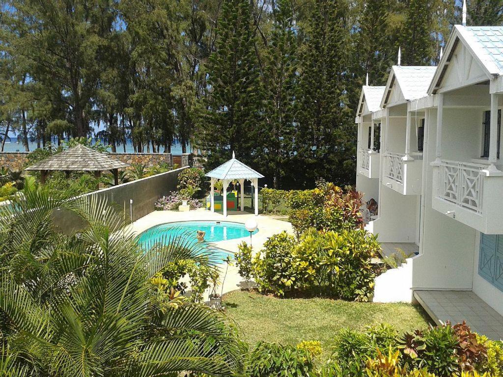 una vista aérea de una piscina junto a una casa en Front Seaview Villa At Flic En Flac en Palmyre