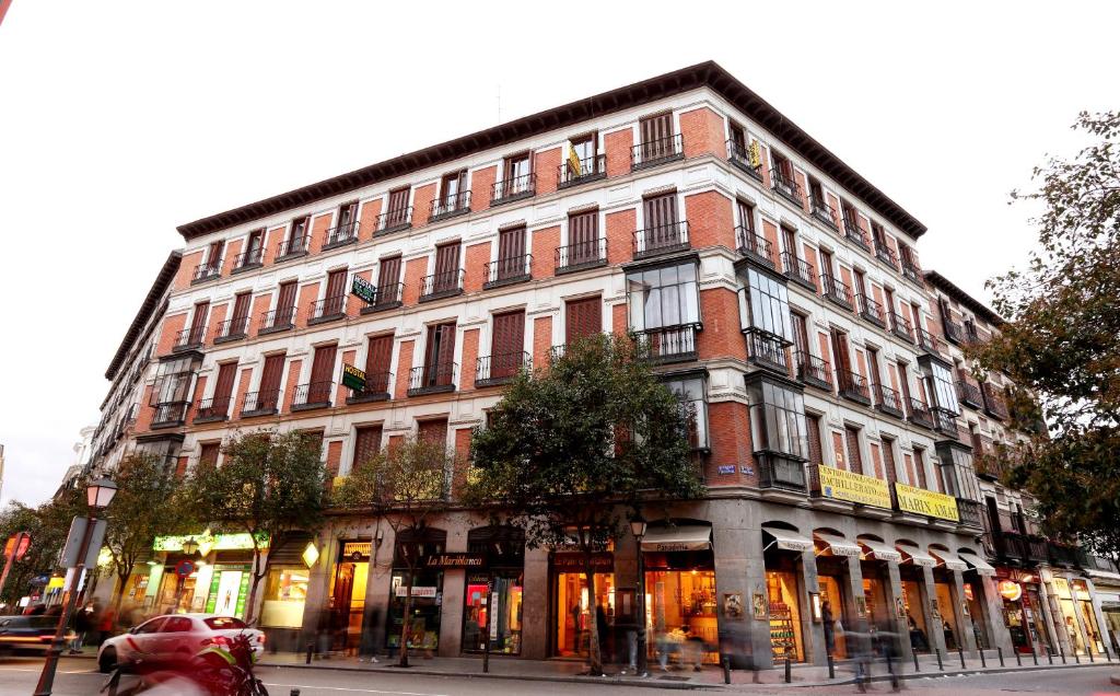 un grande edificio all'angolo di una strada di Hostal Silserranos a Madrid