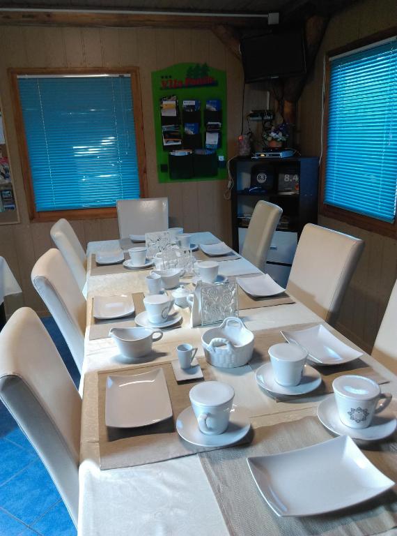 Příslušenství pro přípravu čaje a kávy v ubytování Vila Paula & SPA -ALL INCLUSIVE