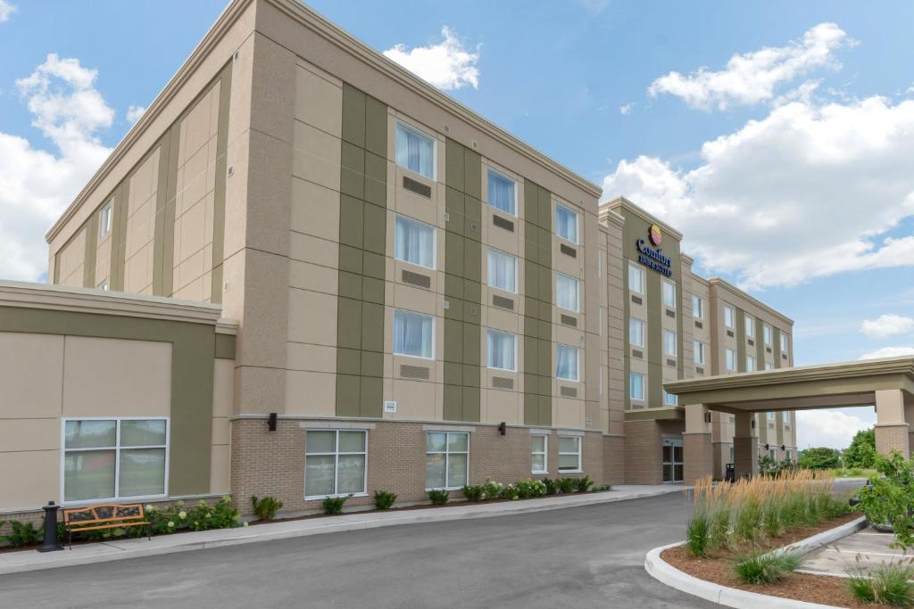 una imagen de un edificio de hotel en Comfort Inn & Suites, en Bowmanville
