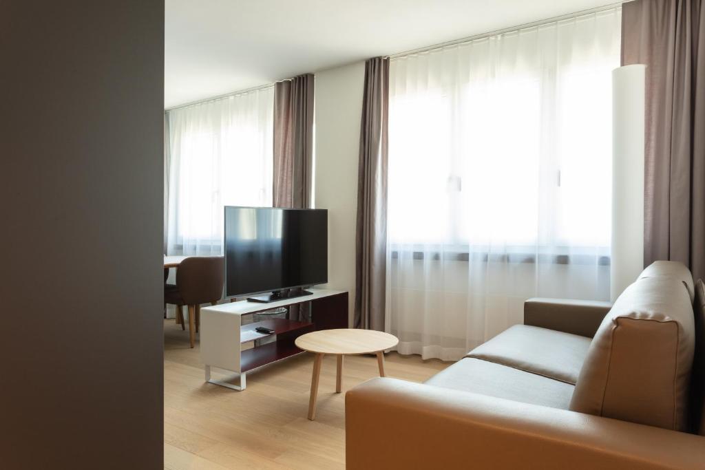 TV a/nebo společenská místnost v ubytování EMA House Serviced Apartments Superior Downtown