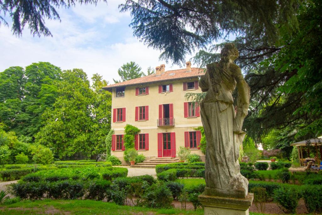 una estatua en un jardín frente a una casa en B & B Villa dell’Usignolo, en Nerviano