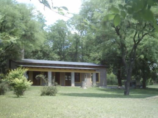una pequeña casa en medio de un campo en Casa de Veraneo en Villa La Bolsa en 