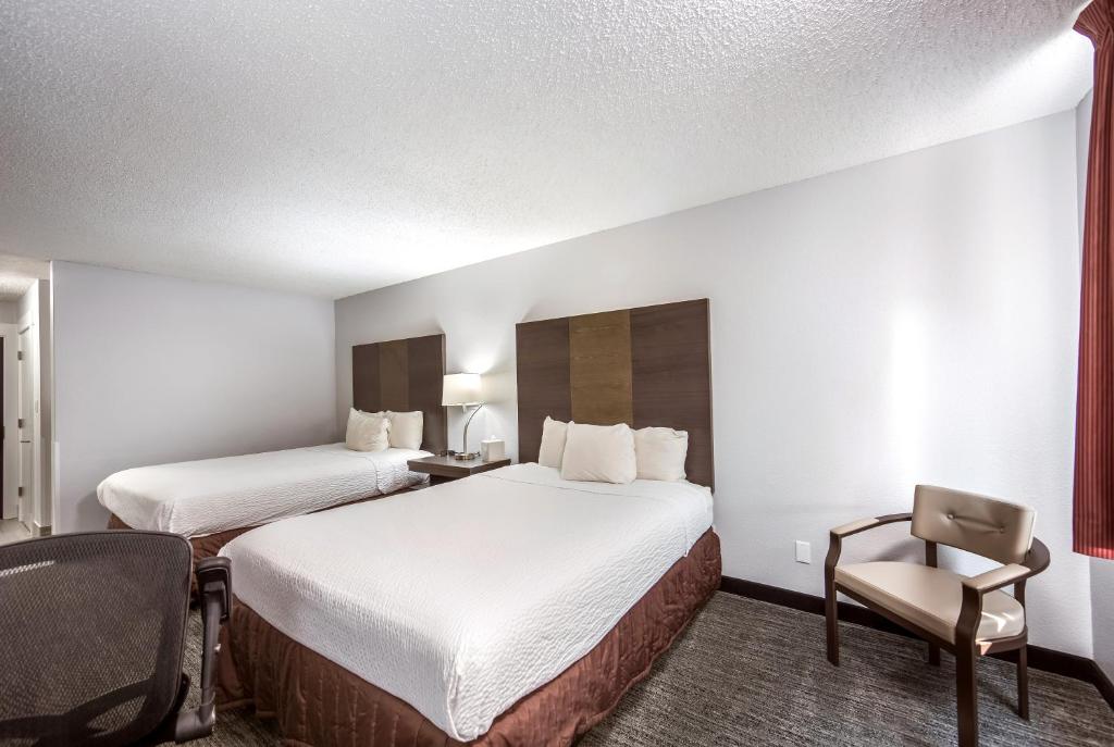 Postel nebo postele na pokoji v ubytování Red Lion Inn & Suites Grants Pass