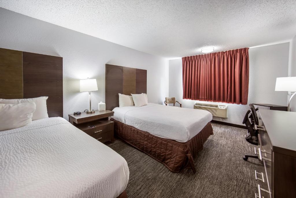 Postel nebo postele na pokoji v ubytování Red Lion Inn & Suites Grants Pass