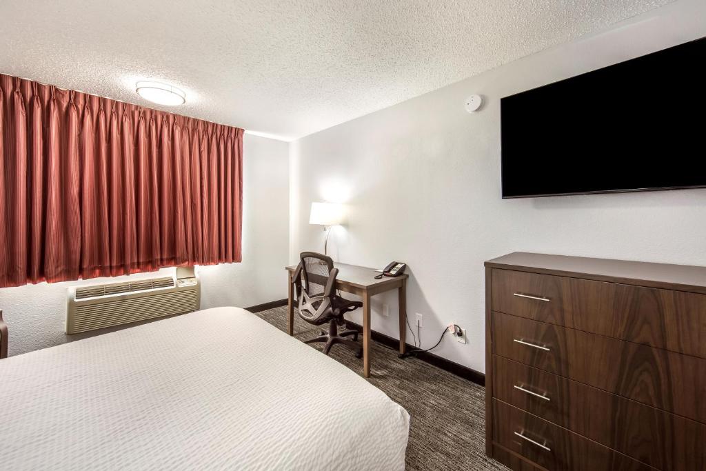 Postel nebo postele na pokoji v ubytování Red Lion Inn & Suites Grants Pass