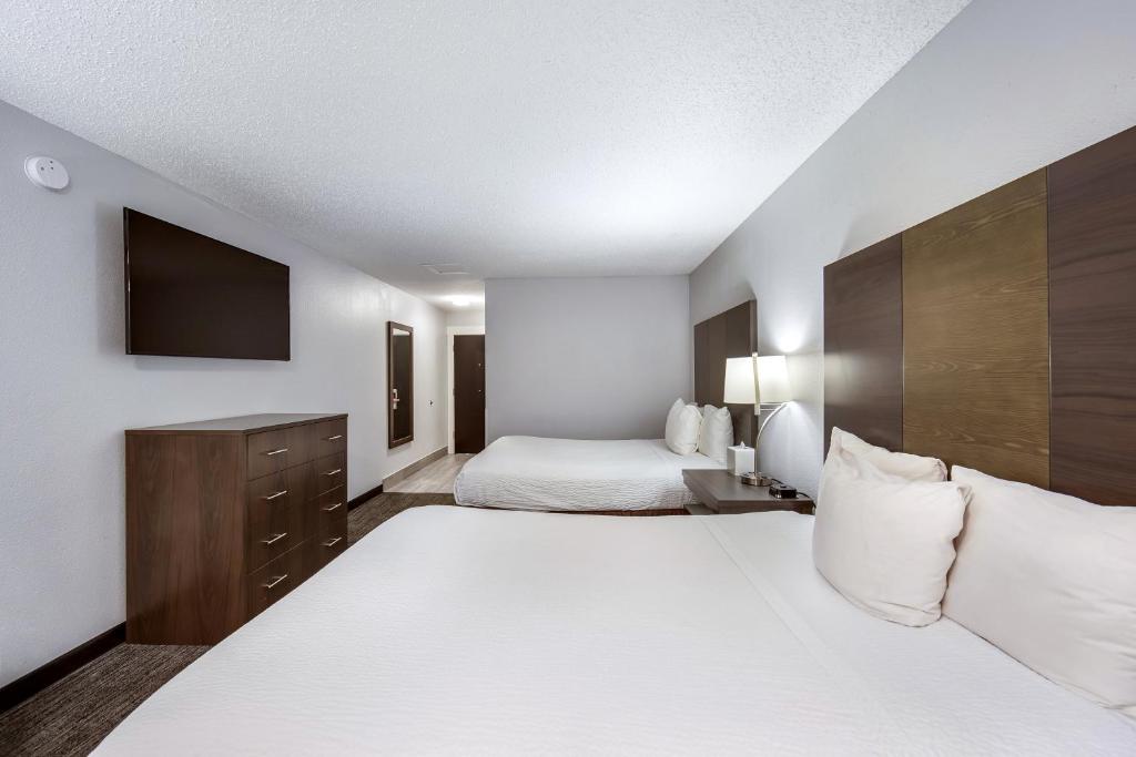 Postel nebo postele na pokoji v ubytování Red Lion Inn & Suites Grants Pass