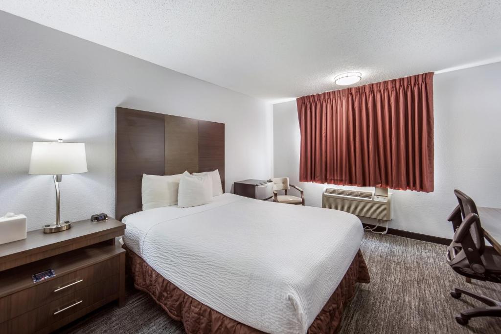 Postel nebo postele na pokoji v ubytování Red Lion Inn & Suites Grants Pass
