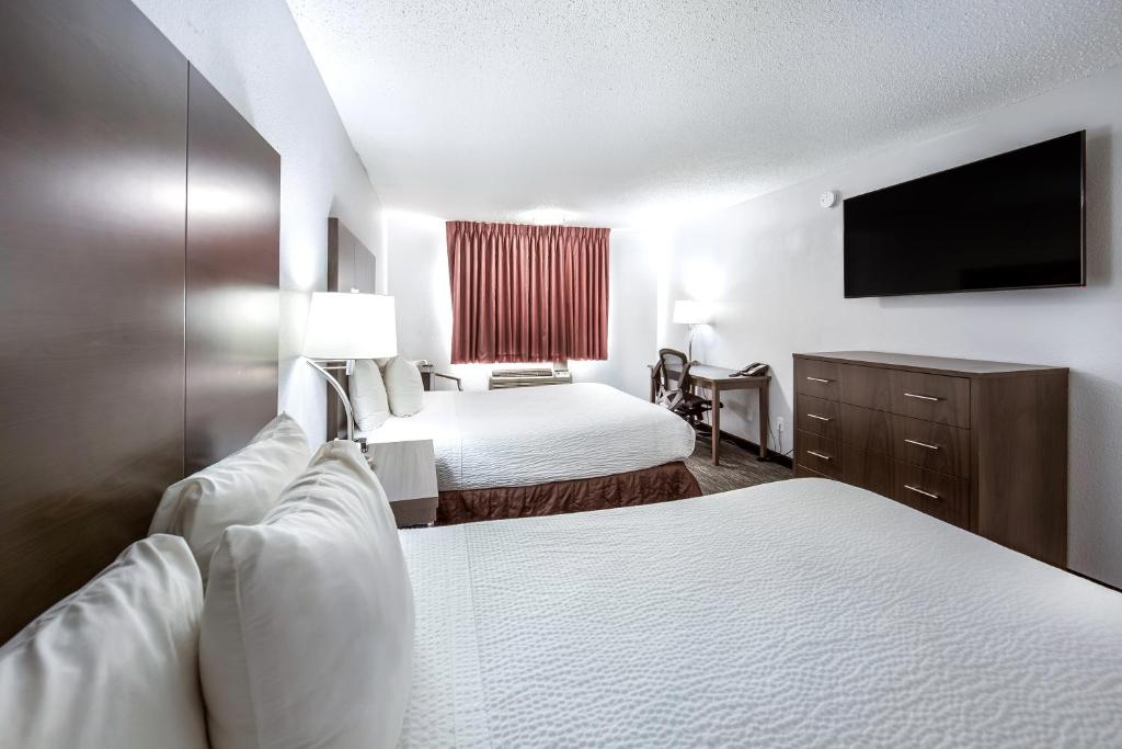 Postel nebo postele na pokoji v ubytování Red Lion Inn & Suites Grants Pass