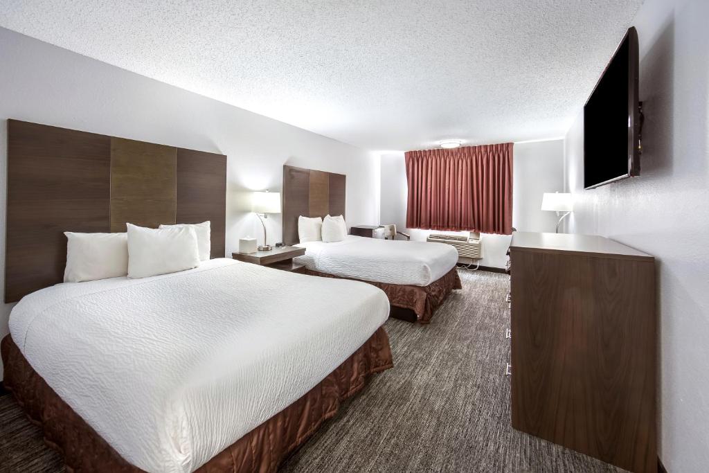 Postel nebo postele na pokoji v ubytování Red Lion Inn & Suites Grants Pass