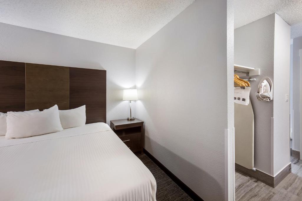 Postel nebo postele na pokoji v ubytování Red Lion Inn & Suites Grants Pass