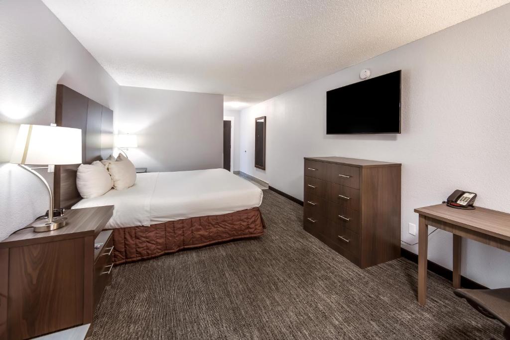 Postel nebo postele na pokoji v ubytování Red Lion Inn & Suites Grants Pass