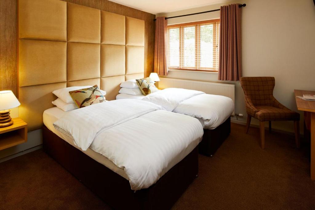 um quarto de hotel com duas camas e uma janela em The Motel, Ribby Hall Village em Wrea Green