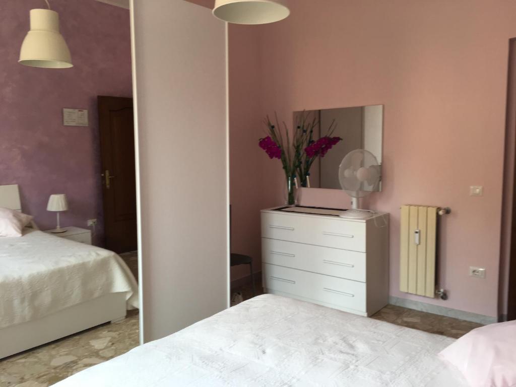 Łóżko lub łóżka w pokoju w obiekcie Appartamento - Casa vacanza Nonna Grazia