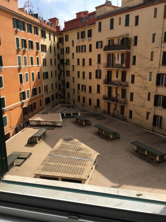 widok z okna na dziedziniec z ławkami w obiekcie Appartamento - Casa vacanza Nonna Grazia w Rzymie