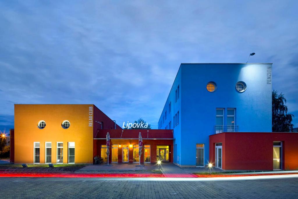 ein Gebäude mit einem blauen und orangefarbenen Gebäude in der Unterkunft Lipovka penzion in Hodonín