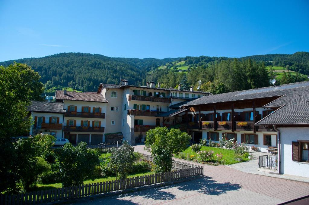 Nespecifikovaný výhled na hory nebo výhled na hory při pohledu z hotelu