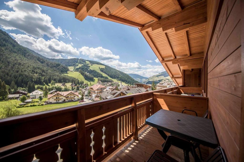 Nespecifikovaný výhled na hory nebo výhled na hory při pohledu z hotelu
